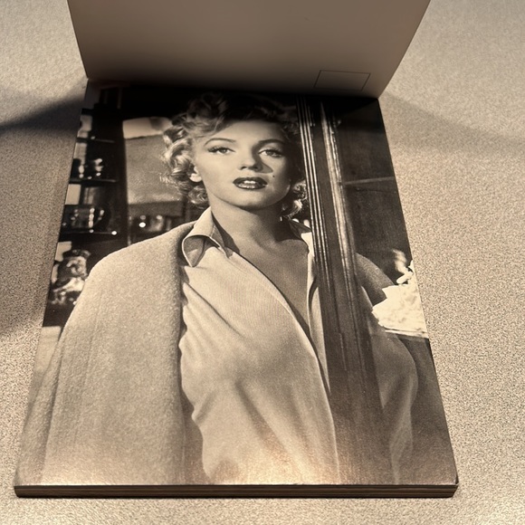 COPY - Vintage Marilyn Monroe 30 Postcards Book - Picture 10 of 12